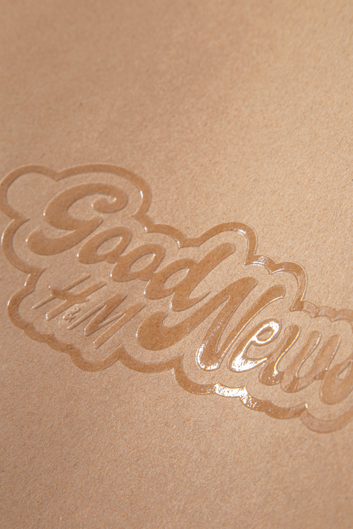 Relief printing with transparent glossy silk-screen print in contrast with uncoated ecologic kraft havana paper